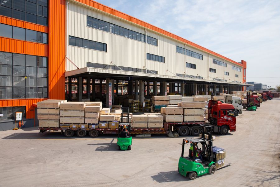 杭州傳化公路港倉儲作業(yè).jpg