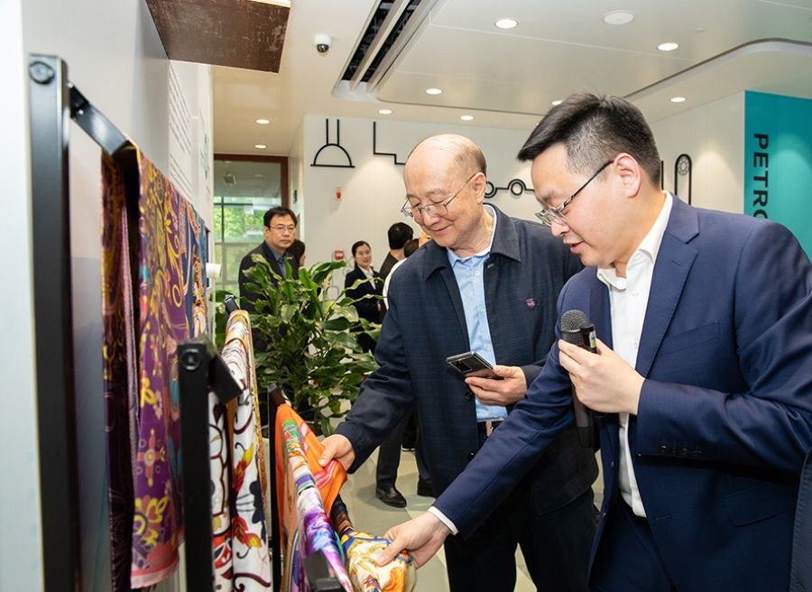 化學等展區交流參觀場景 - 副本(1).jpg